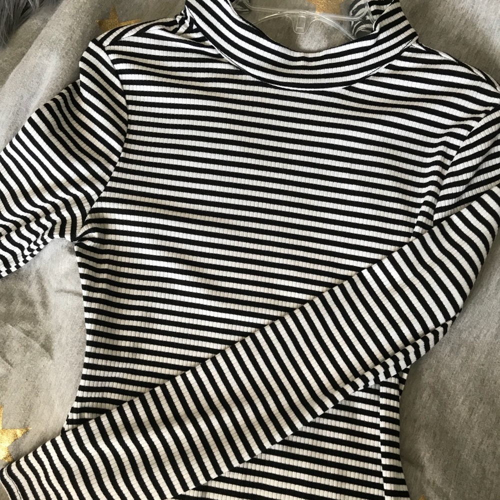 BLACK AND WHITE STRIPED BODYSUIT